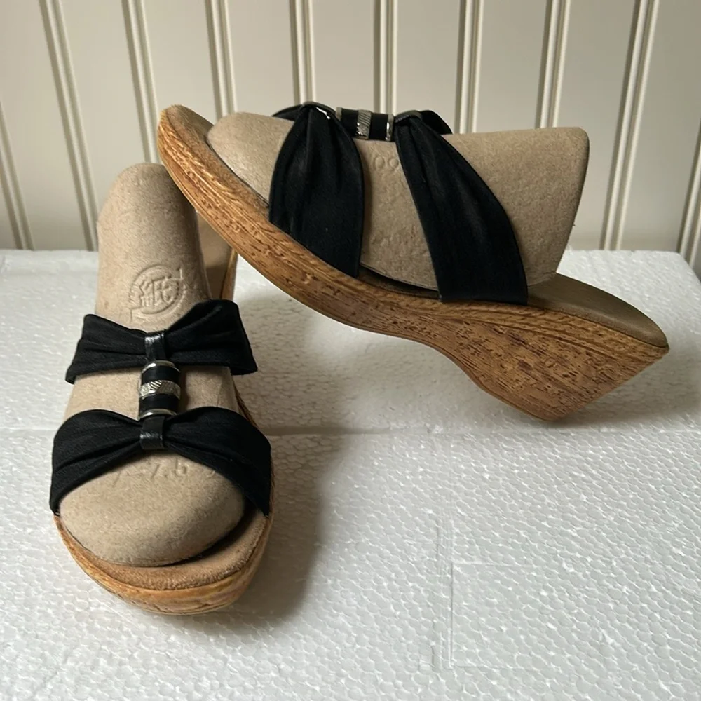 Italian Shoemaker women bejewel Cork Wedge 2.5” Heel suede insole size 8 black